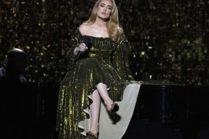 Adele promet à ses fans de « s'envoyer en l'air » alors qu'elle fait une promesse coquine
